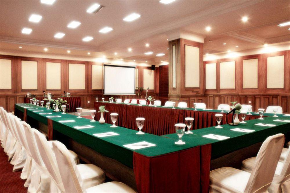 Singgasana Hotel Makassar Ngoại thất bức ảnh