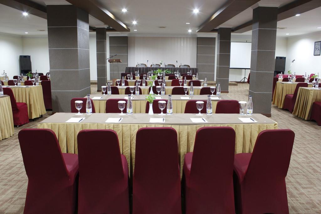 Singgasana Hotel Makassar Ngoại thất bức ảnh
