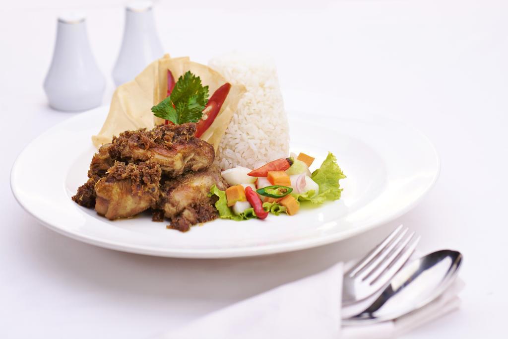 Singgasana Hotel Makassar Ngoại thất bức ảnh