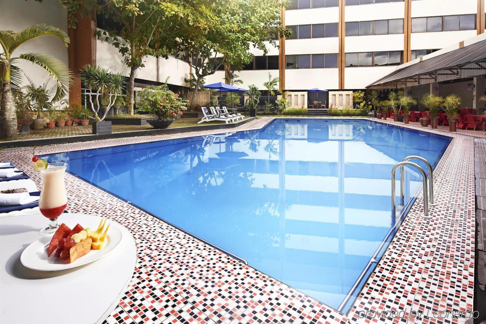 Singgasana Hotel Makassar Ngoại thất bức ảnh