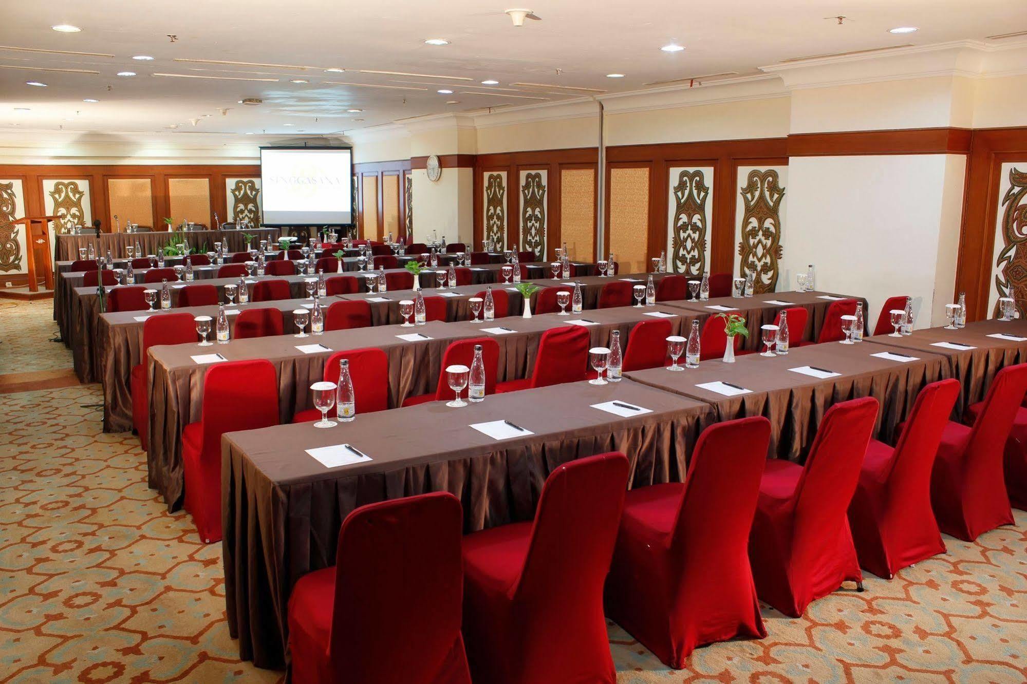 Singgasana Hotel Makassar Ngoại thất bức ảnh