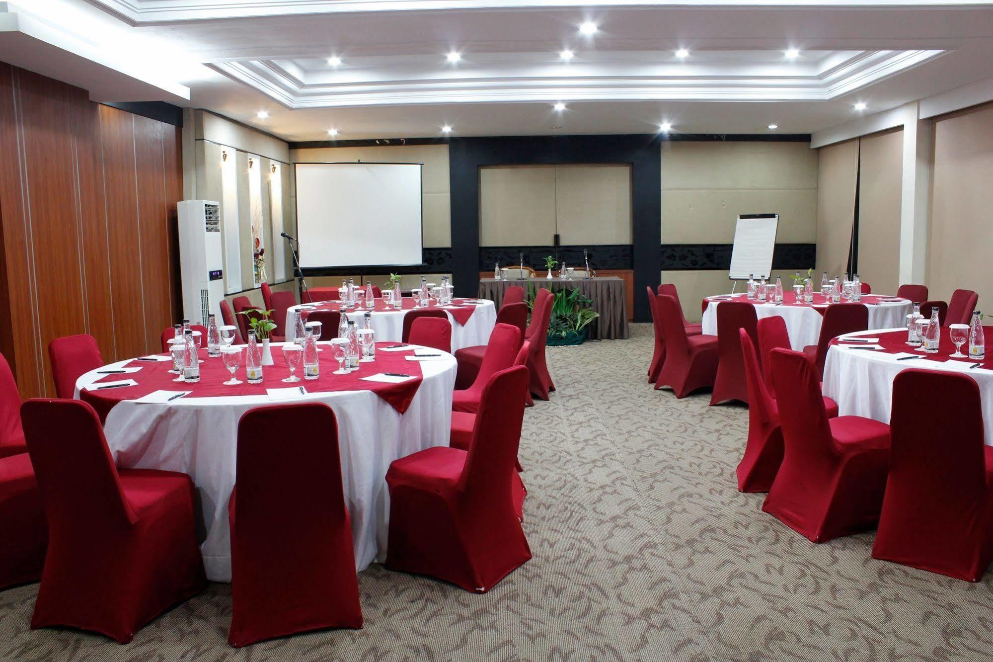 Singgasana Hotel Makassar Ngoại thất bức ảnh