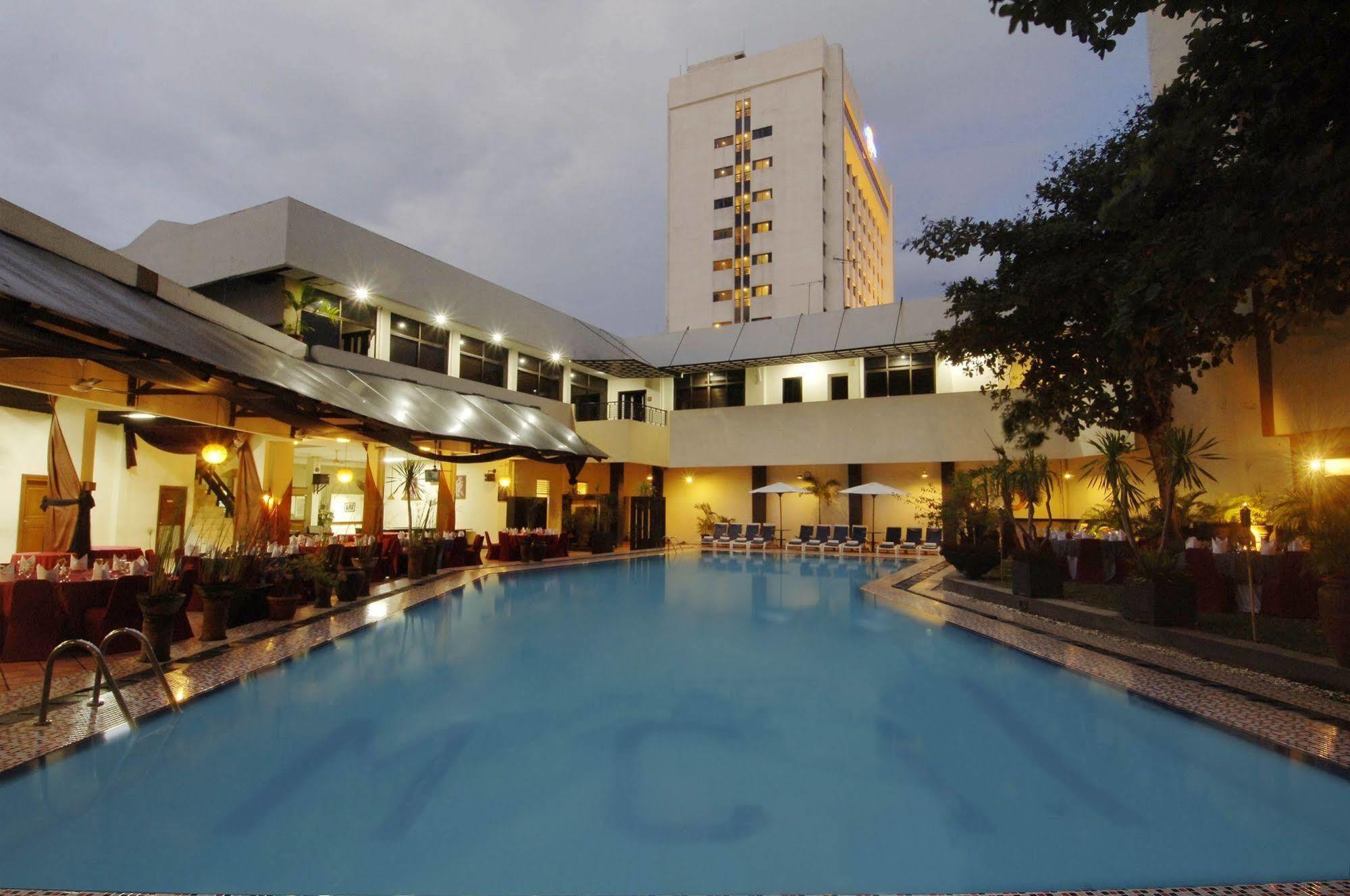 Singgasana Hotel Makassar Ngoại thất bức ảnh