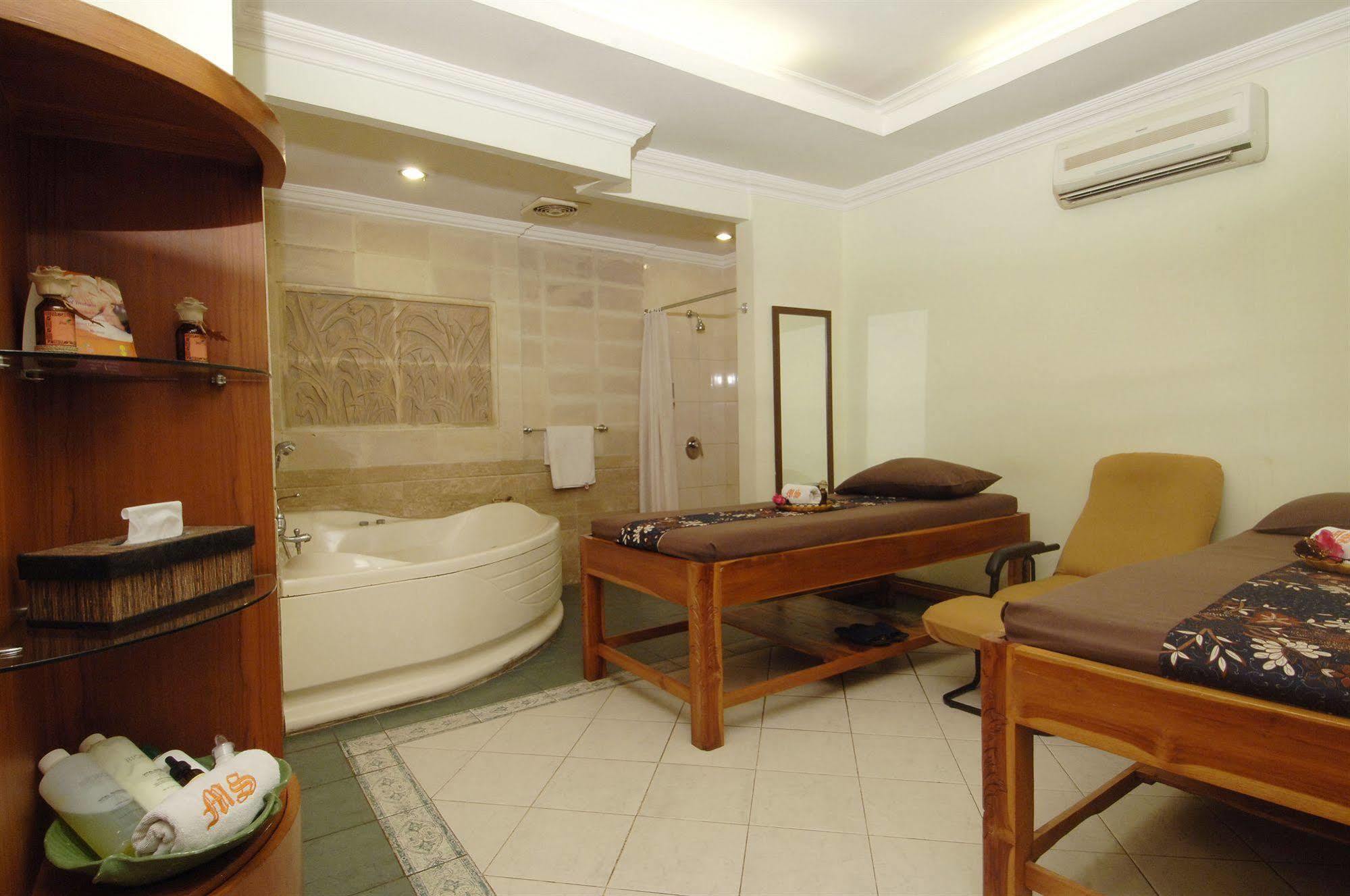 Singgasana Hotel Makassar Ngoại thất bức ảnh