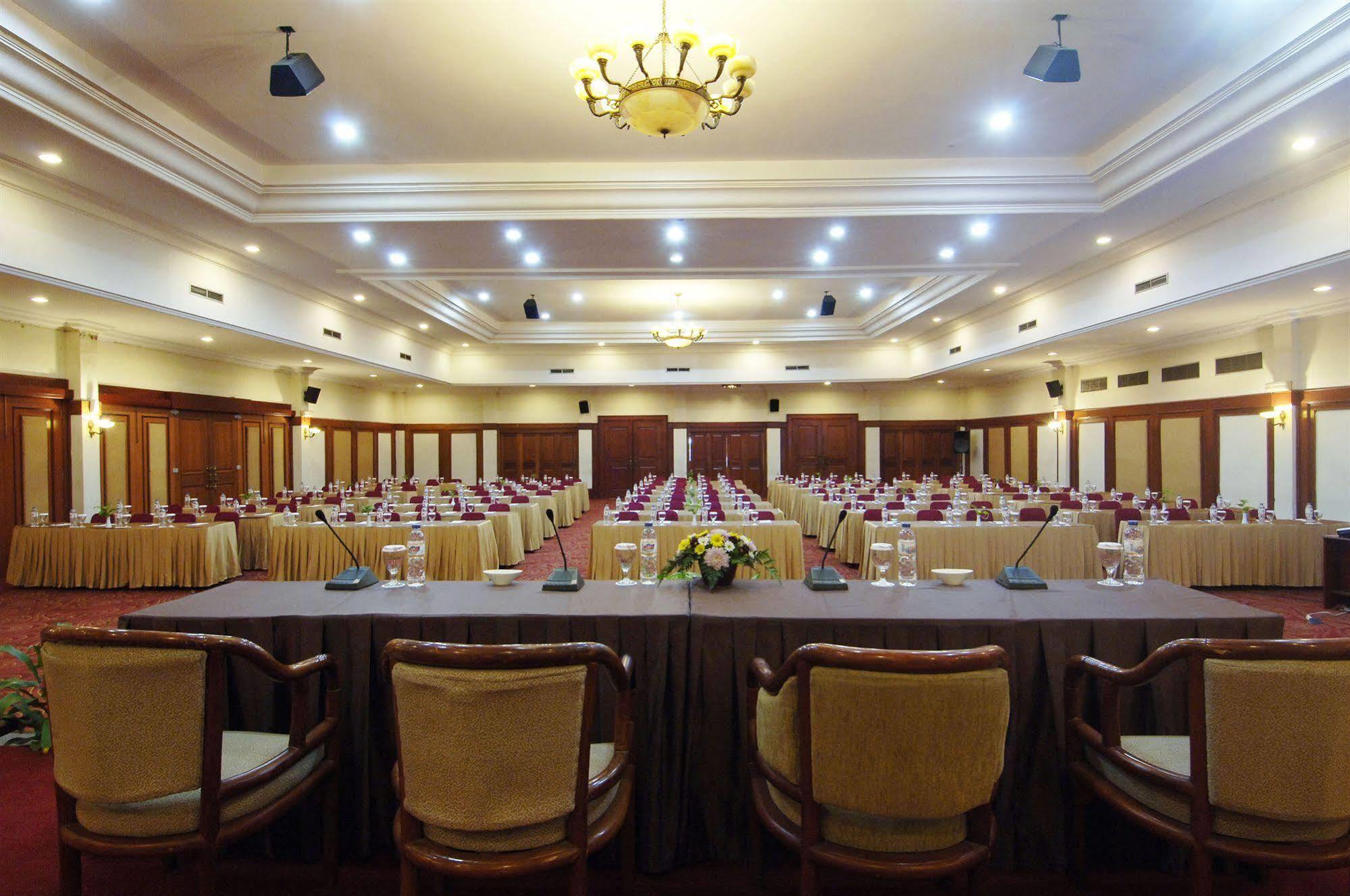 Singgasana Hotel Makassar Ngoại thất bức ảnh