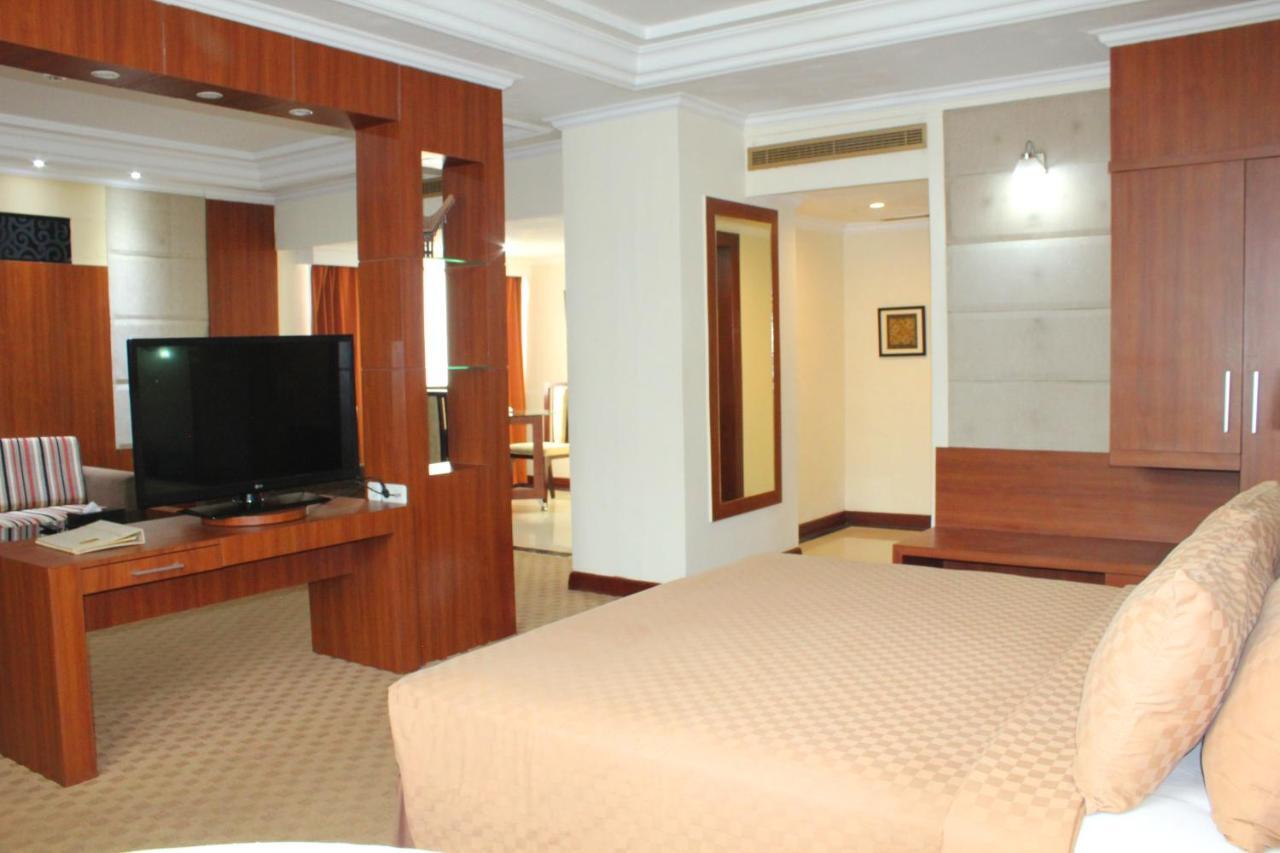 Singgasana Hotel Makassar Ngoại thất bức ảnh